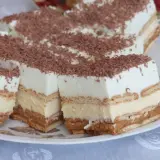 Pyszne, tanie ciasto bez pieczenia z herbatnikami, kremem i karmelem, posypane wiórkami czekoladowymi. Idealne na deser!