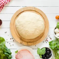 Świeże ciasto na pizzę, pomidorki, mozzarella, oliwki i bazylia. Zastanawiasz się, ile może leżeć ciasto na pizze?