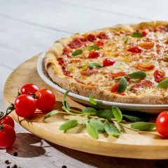 Pyszna pizza z pomidorkami i szałwią. Idealne jakie przyprawy do pizzy? Świeże zioła i pomidory!
