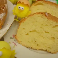 Puszysta babka z majonezem, sprawdzony przepis. Idealna na Wielkanoc, z kurczaczkami w tle.