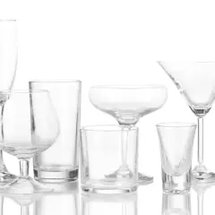 Różnorodne kieliszki do drinków: wysokie do szampana, pękate do koniaku, klasyczne martini i inne.