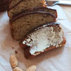 Pyszny chlebek bananowy z airfryera, pokrojony w plastry, jeden posmarowany masłem. Idealny na śniadanie.