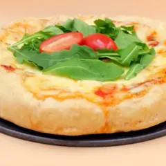 Pizza gourmet co to? Puszyste ciasto, roztopiony ser, świeża rukola i pomidorki. Prawdziwa uczta dla podniebienia.