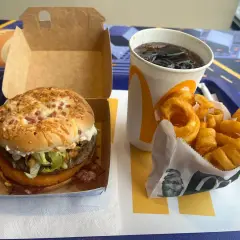 Drwal z chrzanem, czyli burger z chrupiącym kurczakiem, bekonem i sosem chrzanowym, podany z kręconymi frytkami i napojem.