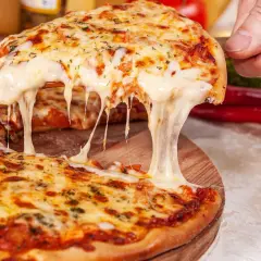 Rozciągający się ser z pizzy, idealny na zdrową przekąskę. Sprawdź jej indeks glikemiczny!