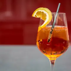 Orzeźwiający Aperol z pomarańczą i lodem, idealny na letnie popołudnie. Z czym pić? Z cytryną i prosecco!