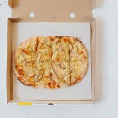 Pyszna pizza z gruszką i serem w pudełku. Czy pizza to fast food? Ta wygląda na wykwintną!