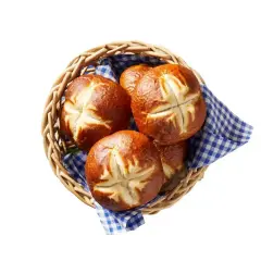 Koszyk z kilkoma świeżymi bułkami bawarskimi, ułożonymi na niebiesko-białej kratkowanej ściereczce.