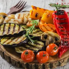 Pyszne przekąski na grilla: grillowany bakłażan, papryka, pieczarki, marchewka i pomidorki.