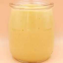 Gęsty, kremowy mango lassi w szklanym słoiku, gotowy do orzeźwiającego łyku.