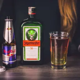Jägermeister z Red Bullem i drinkiem w szklance. Poznaj różne rodzaje Jägermeistera i stwórz swój ulubiony koktajl.