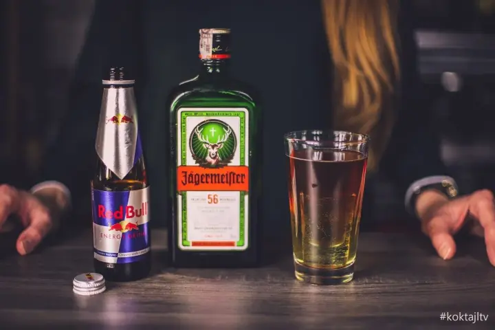 Jägermeister z Red Bullem i drinkiem w szklance. Poznaj różne rodzaje Jägermeistera i stwórz swój ulubiony koktajl.