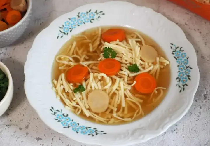 Aksamitny rosół z kaczki z makaronem, marchewką i kawałkami mięsa. Idealny na chłodne dni.
