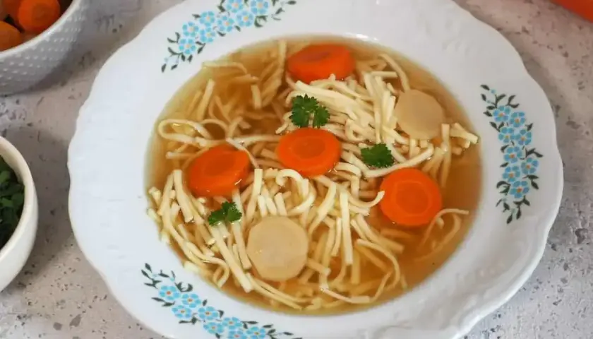 Aksamitny rosół z kaczki z makaronem, marchewką i kawałkami mięsa. Idealny na chłodne dni.