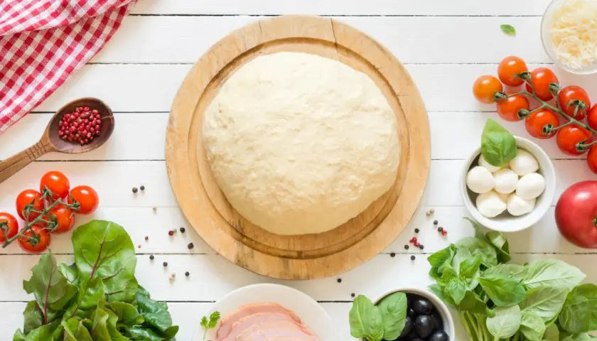 Świeże ciasto na pizzę, pomidorki, mozzarella, oliwki i bazylia. Zastanawiasz się, ile może leżeć ciasto na pizze?