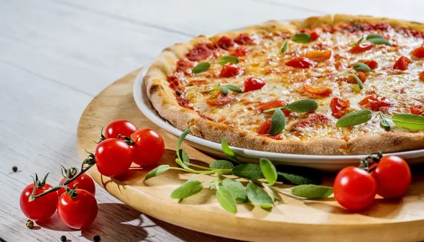 Pyszna pizza z pomidorkami i szałwią. Idealne jakie przyprawy do pizzy? Świeże zioła i pomidory!