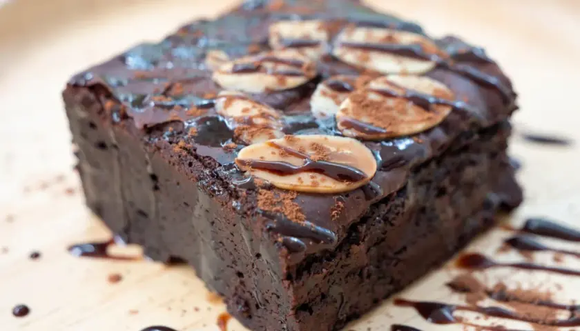 Wilgotne, czekoladowe ciasto z migdałami i polewą, idealne na klasyczne brownie przepis.