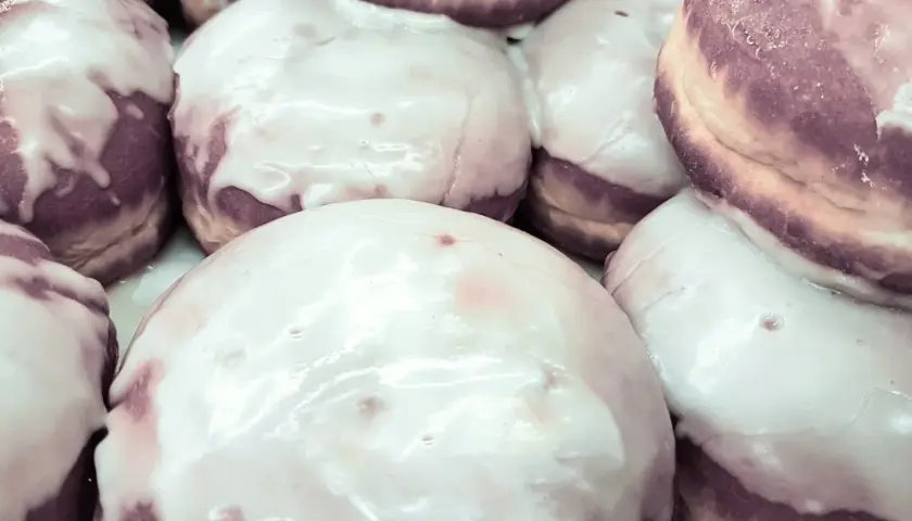 Puszyste pączki z lukrem do cynamonek, kusząco wyglądają.