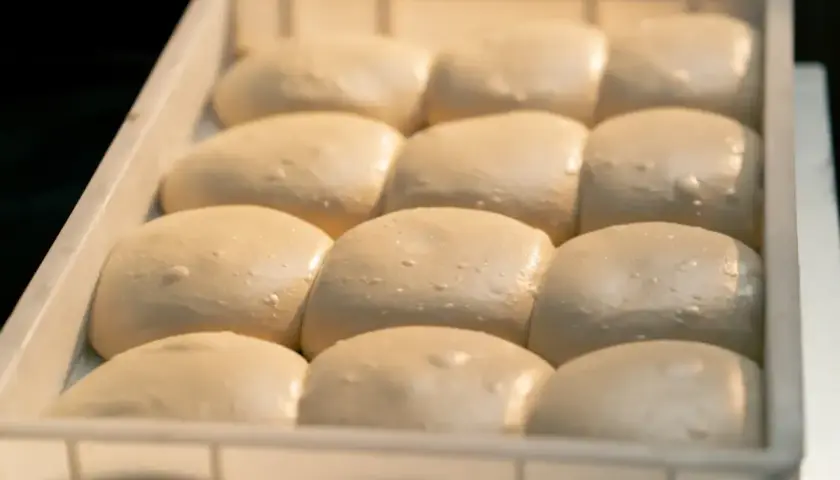 Porcje ciasta na pizzę w pojemniku. Czy ciasto na pizzę można włożyć do lodówki? Tak, można je przechowywać w lodówce.