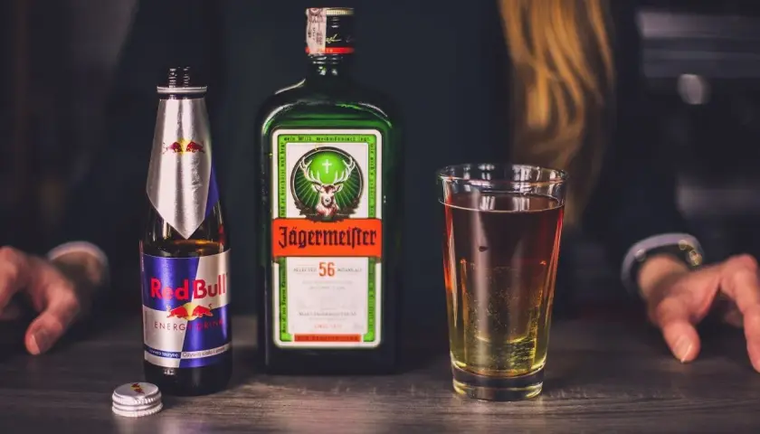 Jägermeister z Red Bullem i drinkiem w szklance. Poznaj różne rodzaje Jägermeistera i stwórz swój ulubiony koktajl.