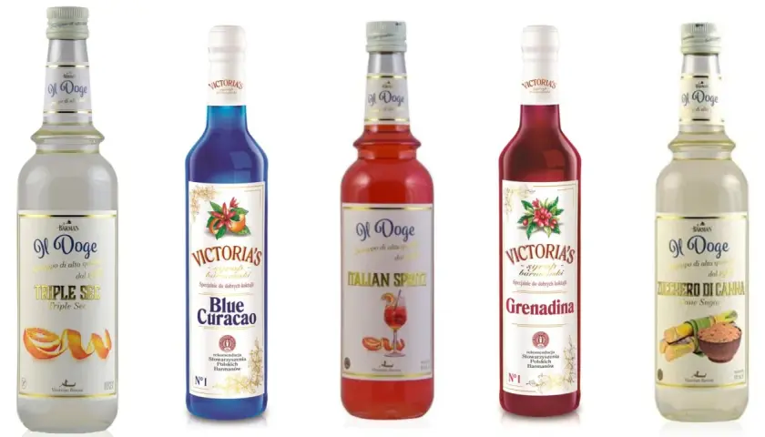 Pięć butelek syropów barmańskich: Triple Sec, Blue Curacao, Italian Spritz, Grenadina i Cane Sugar. Idealne soki do drinków.