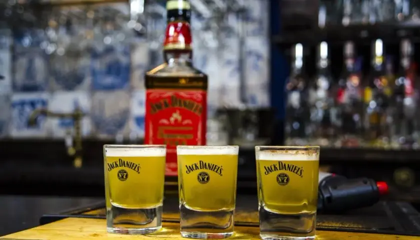 Najlepsze przepisy na drinki z Jack Daniel's cynamonowy, które zaskoczą