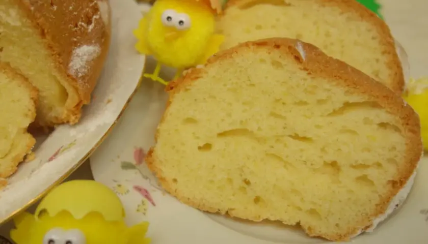 Puszysta babka z majonezem, sprawdzony przepis. Idealna na Wielkanoc, z kurczaczkami w tle.