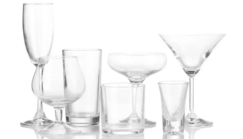 Różnorodne kieliszki do drinków: wysokie do szampana, pękate do koniaku, klasyczne martini i inne.