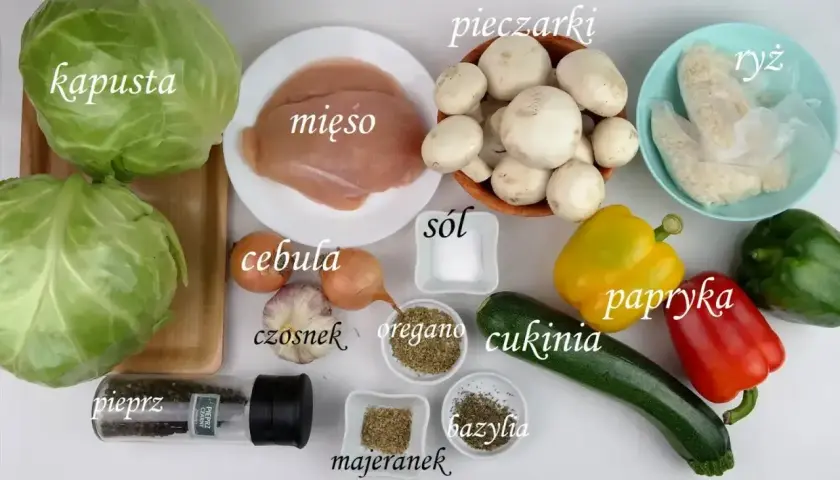 Kapusta, mięso, ryż, pieczarki, cebula, czosnek, papryka, cukinia, pieprz, sól, oregano, bazylia, majeranek – oto jakie przyprawy do gołąbków będą potrzebne.