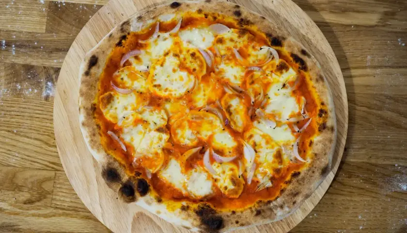 Ile gram ciasta na pizzę 32 cm? Odkryj idealną wagę dla smaku