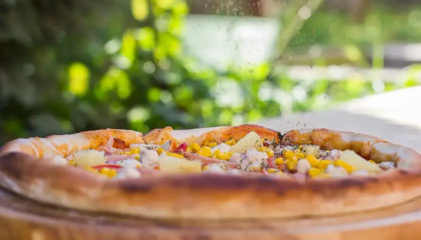 Skąd wywodzi się pizza? Odkryj jej fascynującą historię i tradycje