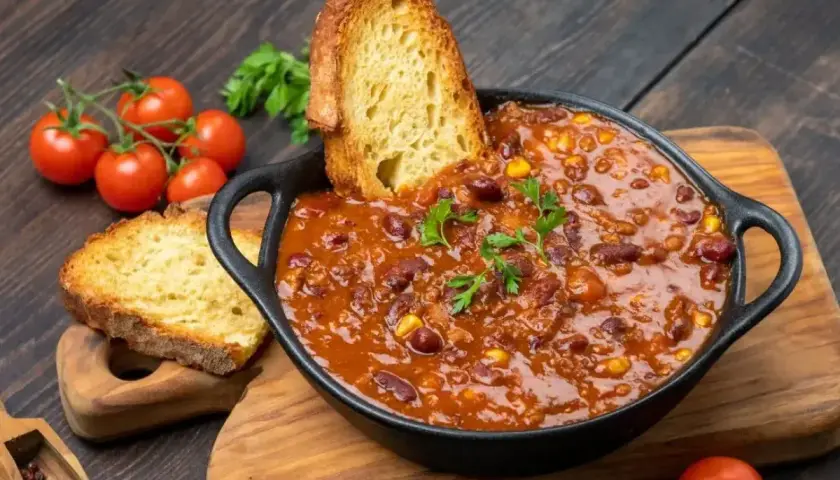 Gęste chili con carne z fasolą i kukurydzą, podane z chrupiącym pieczywem. Idealny obiad na dwa dni, który rozgrzeje i nasyci.
