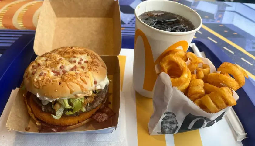 Drwal z chrzanem, czyli burger z chrupiącym kurczakiem, bekonem i sosem chrzanowym, podany z kręconymi frytkami i napojem.