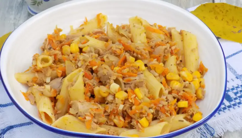 Penne z tuńczykiem, kukurydzą i startą marchewką w kremowym sosie. Pyszny makaron z tuńczykiem w sosie śmietanowo-serowym.