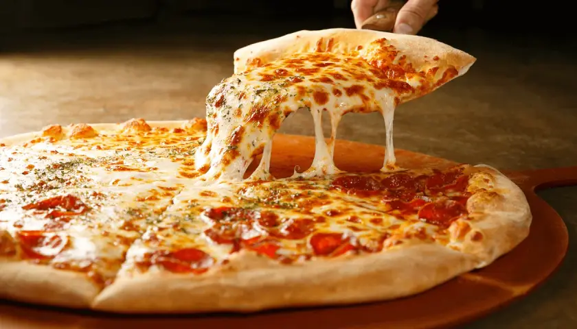 Gorąca pizza z ciągnącym serem. Czy ciasto na pizzę można zrobić dzień wcześniej? Tak, a efekt będzie równie pyszny!