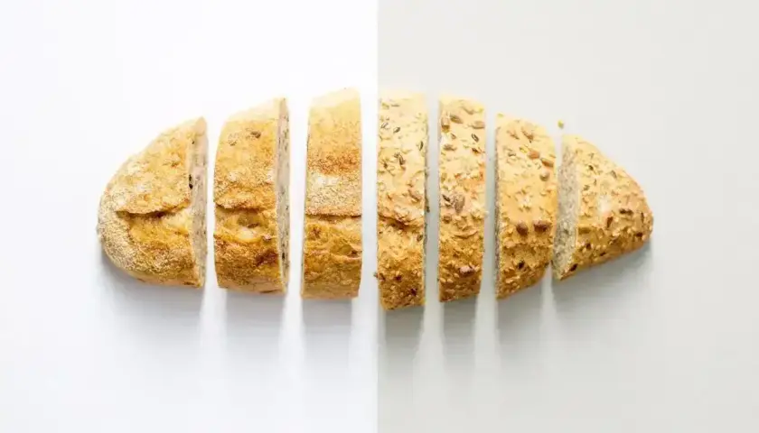 Pokrojony chleb z ziarnami, idealny do pieczenia w odpowiedniej temperaturze.