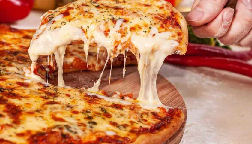 Rozciągający się ser z pizzy, idealny na zdrową przekąskę. Sprawdź jej indeks glikemiczny!