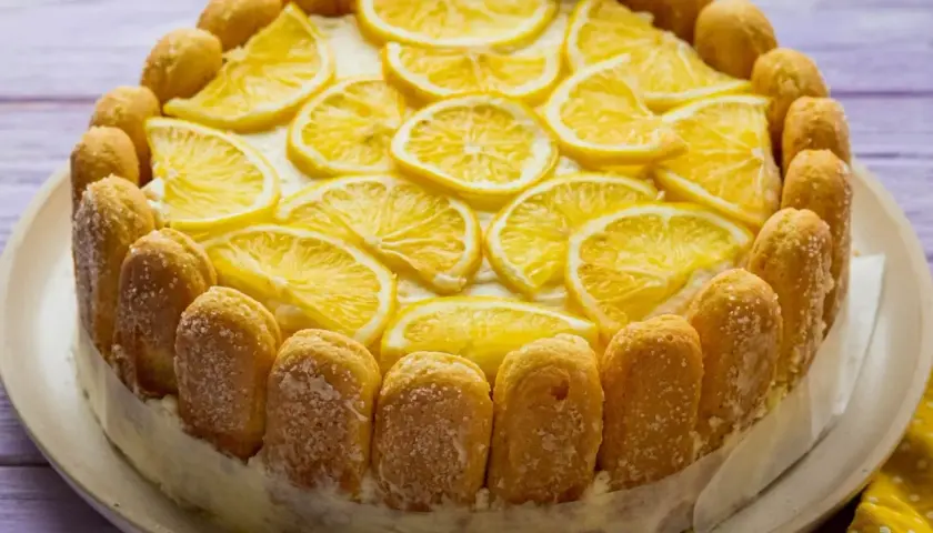 Orzeźwiające tiramisu cytrynowe, ozdobione plasterkami cytryny i biszkoptami. Idealne na letnie popołudnie.