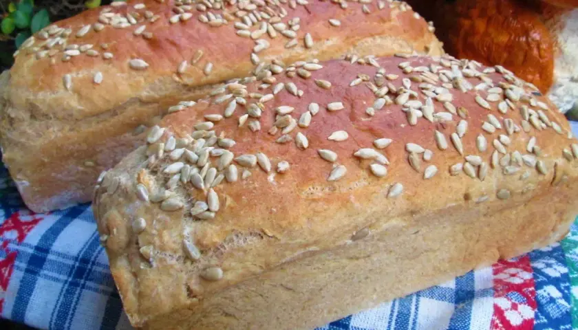 Dwa bochenki domowego chleba posypane słonecznikiem. Idealny prosty przepis na chleb, który zachwyci każdego.