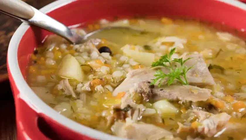 Gęsty, aromatyczny krupnik z kurczakiem i warzywami, jak u babci. Pyszny, domowy przepis.