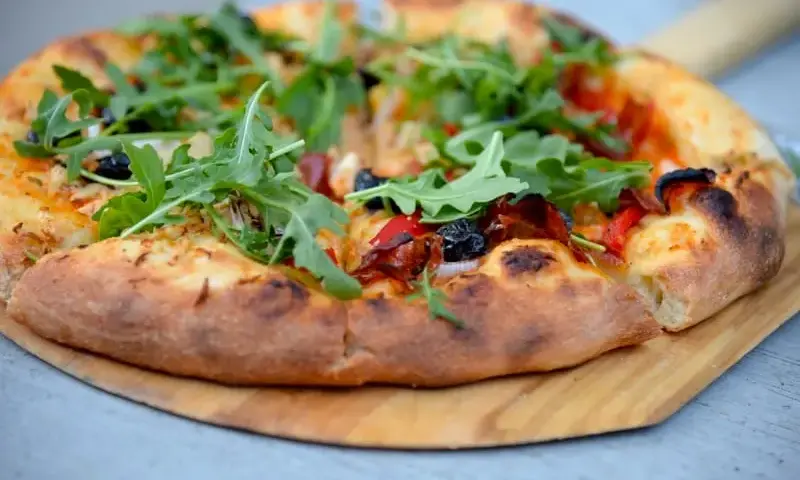 Ile drożdży do pizzy? Odpowiednie proporcje dla idealnego ciasta