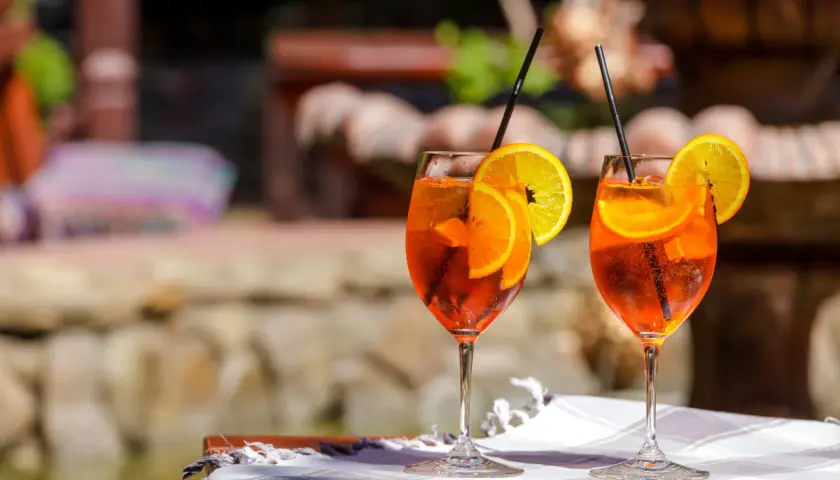Dwa Aperol Spritz z pomarańczą i cytryną, idealne na lato. Prosty aperol spritz przepis na orzeźwiający drink.