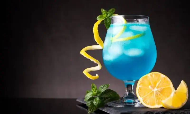 Najlepsze drinki z Blue Curacao i Grenadiną na każdą imprezę