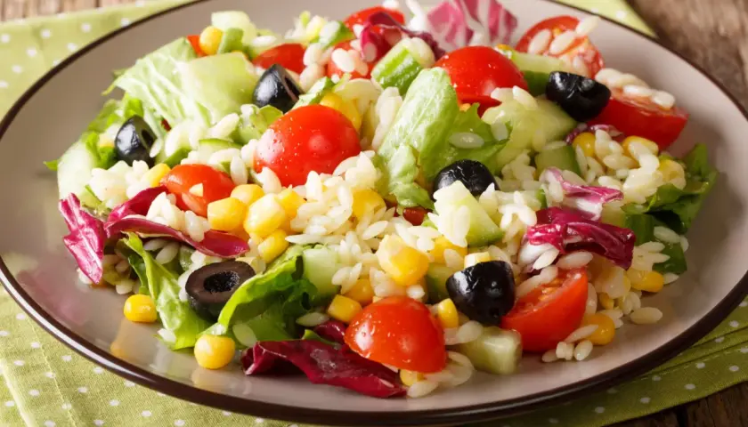 Rewelacyjna sałatka na grilla: orzo z pomidorkami, ogórkiem, kukurydzą, oliwkami i sałatą. Idealna na letnie przyjęcie!