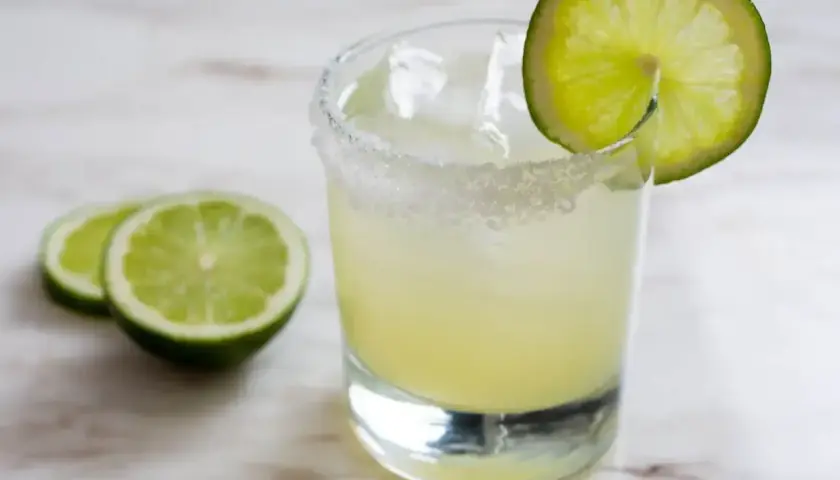Orzeźwiająca margarita z solą na brzegu szklanki i plasterkami limonki. Idealny przepis na lato!