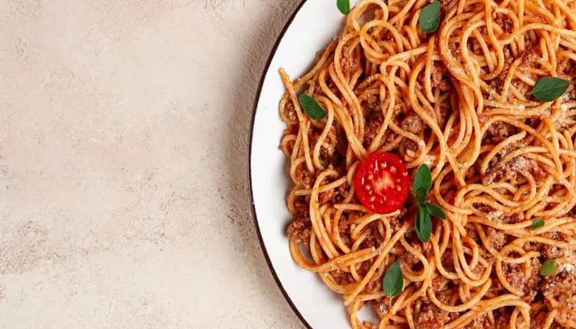 Pyszne spaghetti bolognese z mielonym mięsem, pomidorem i bazylią. Idealne przyprawy do spaghetti podkreślają smak tego klasycznego dania.