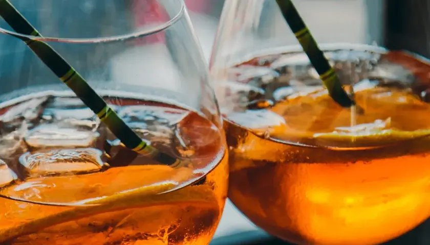 Ile kalorii mają drinki? Sprawdź, które mogą zrujnować dietę