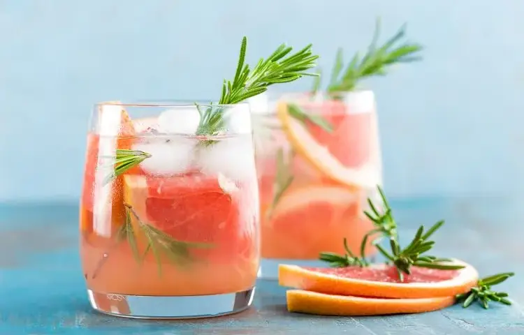 Najlepsze przepisy na drink z sokiem grejpfrutowym, które zachwycą gości