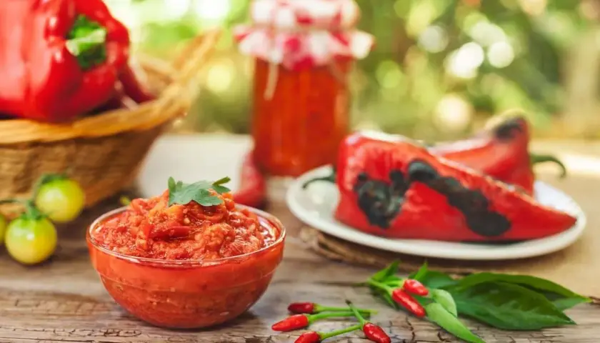 Ajvar co to? Pyszna pasta z pieczonej papryki i pomidorów, z dodatkiem chili. Idealna do kanapek i jako dodatek do dań.