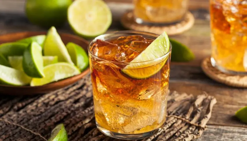 Rum z lodem i limonką, klasyczny drink. Idealny na upalne dni, gdy zastanawiasz się, z czym się pije rum.